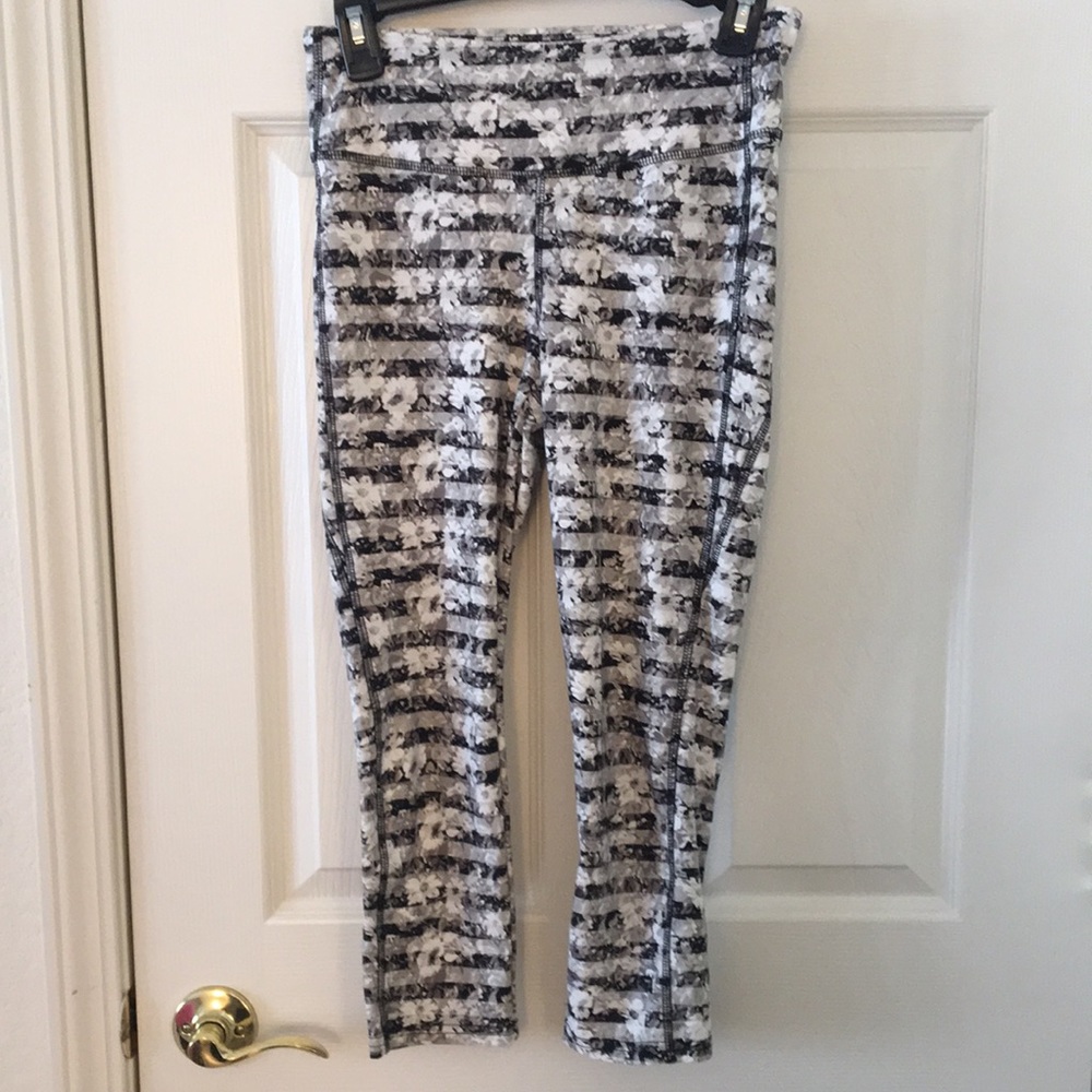 NWOT Black and white floral Capri active leggings